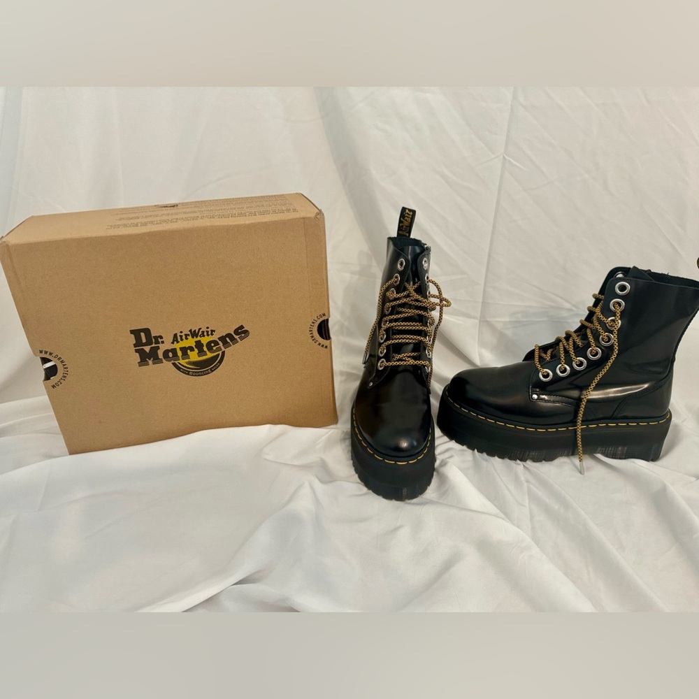 Dr. Marten Women’s Jadon Max Boot Size 8